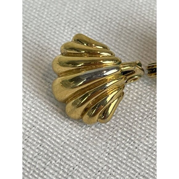 Vintage Monet Shell Shaped Gold Tone Clip On Earrings Small Dainty Minimalist - Picture 7 of 10